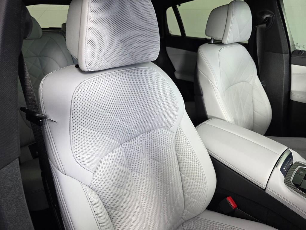 Used 2023 BMW X6 xDrive40i w/ Executive Package image 30