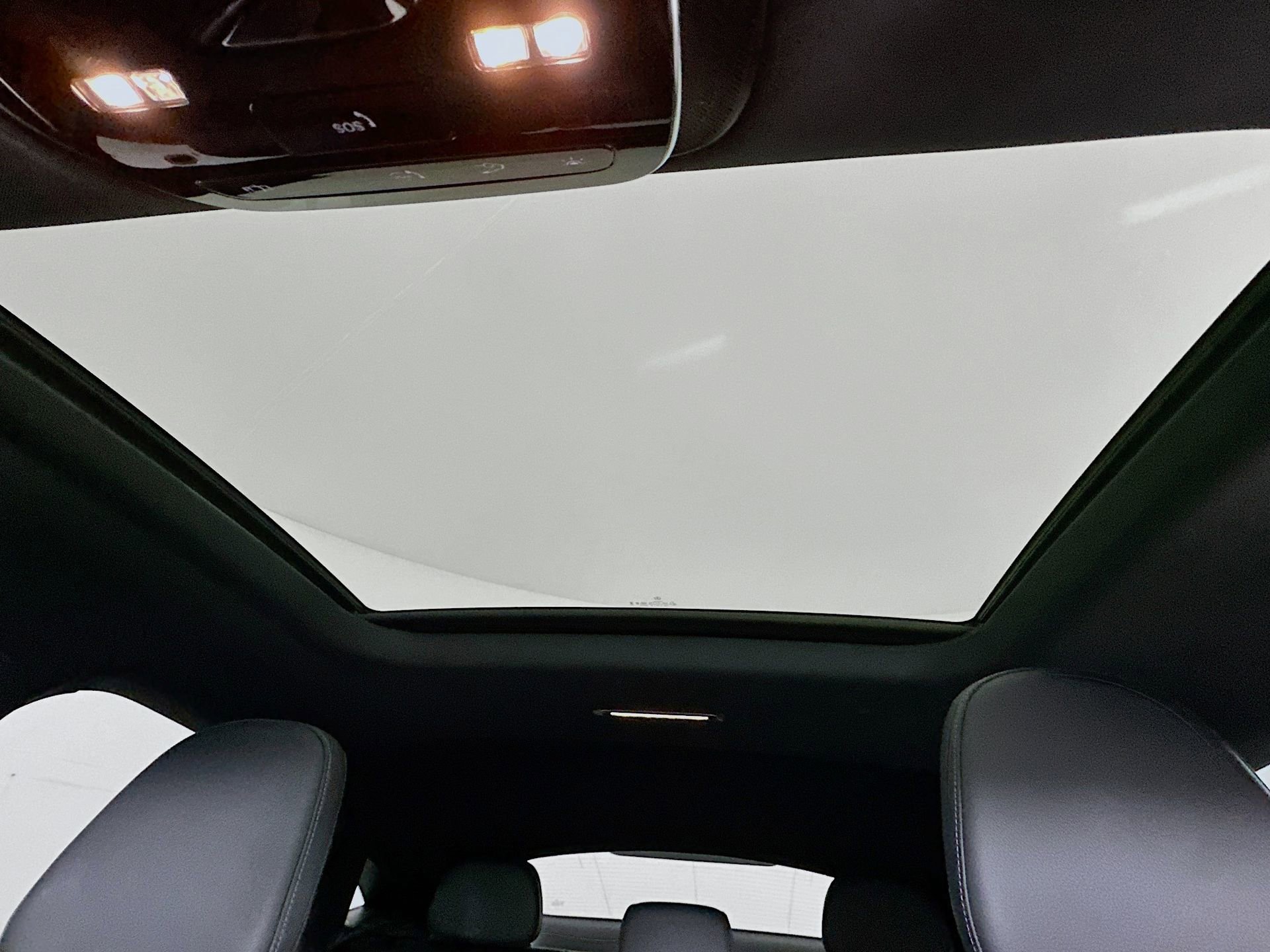 Used 2025 Mercedes-Benz GLC 300 4MATIC image 23