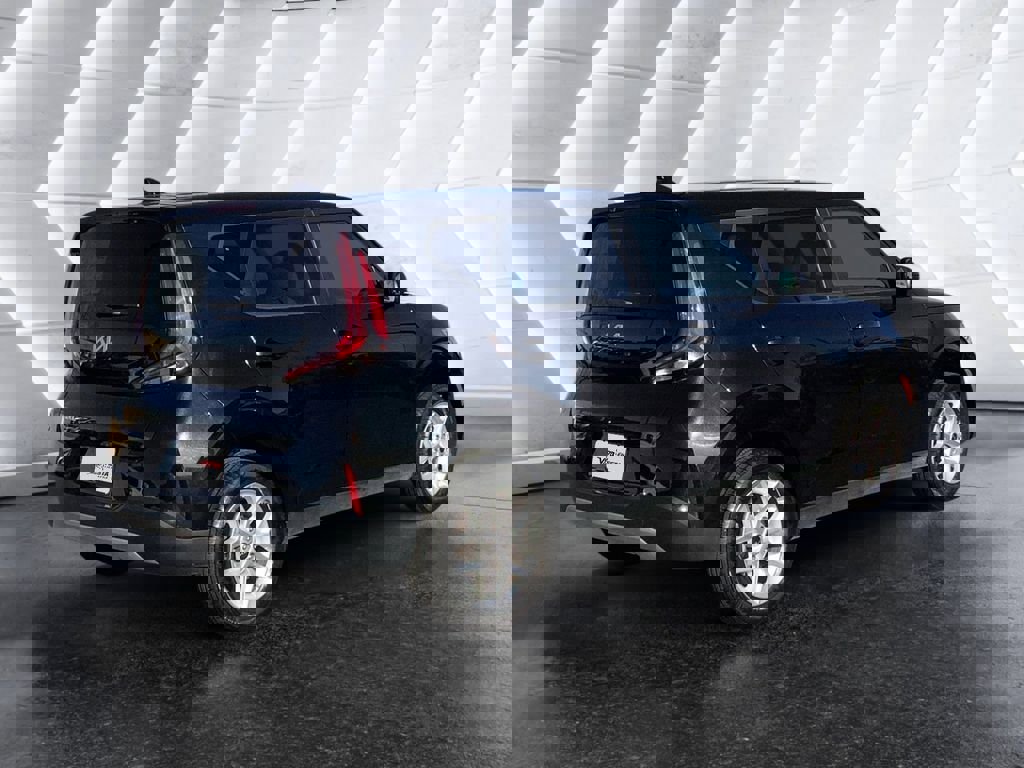 Used 2023 Kia Soul LX w/ Option Group 015 FWD image 4