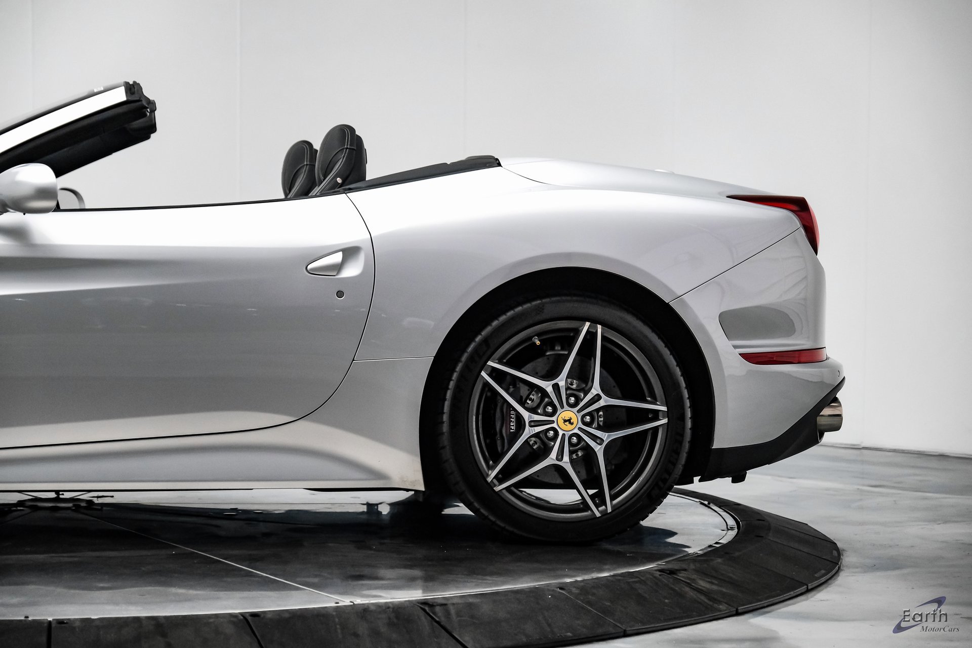 Used 2016 Ferrari California T image 11