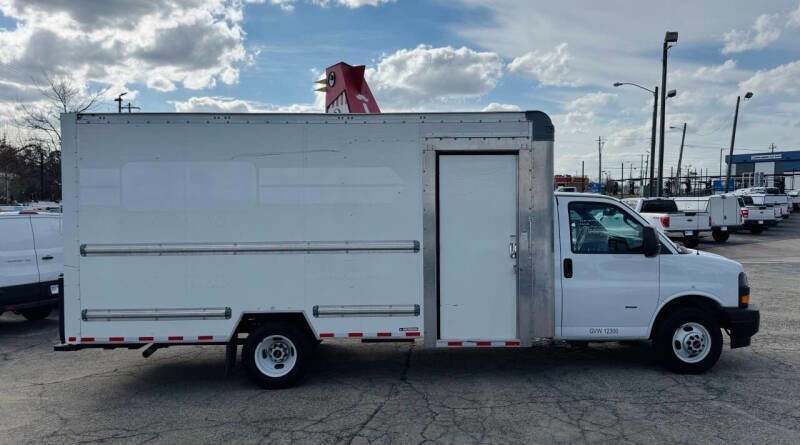 Used 2022 GMC Savana 3500 Extended w/ Power Convenience Package RWD image 9