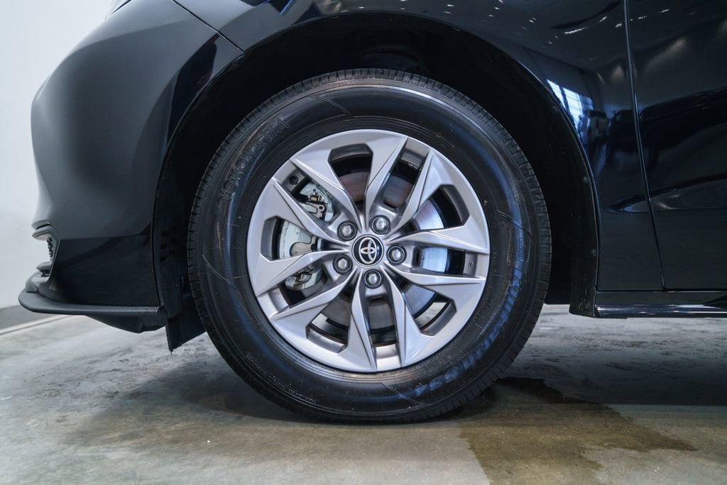 Certified 2026 Toyota Sienna LE FWD image 9