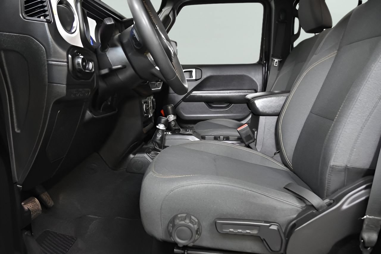 Used 2025 Jeep Wrangler Unlimited Sahara AWD/4WD image 16