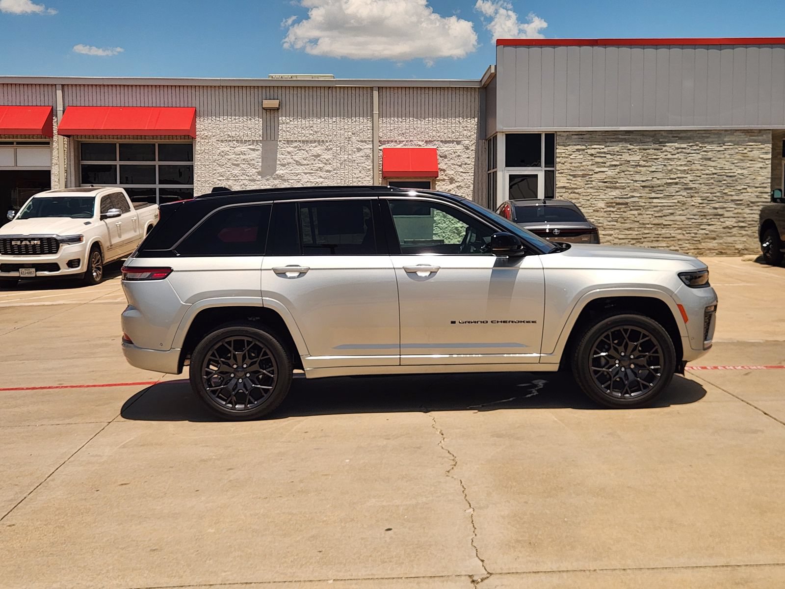 New 2026 Jeep Grand Cherokee Summit w/ Obsidian Package AWD/4WD image 7