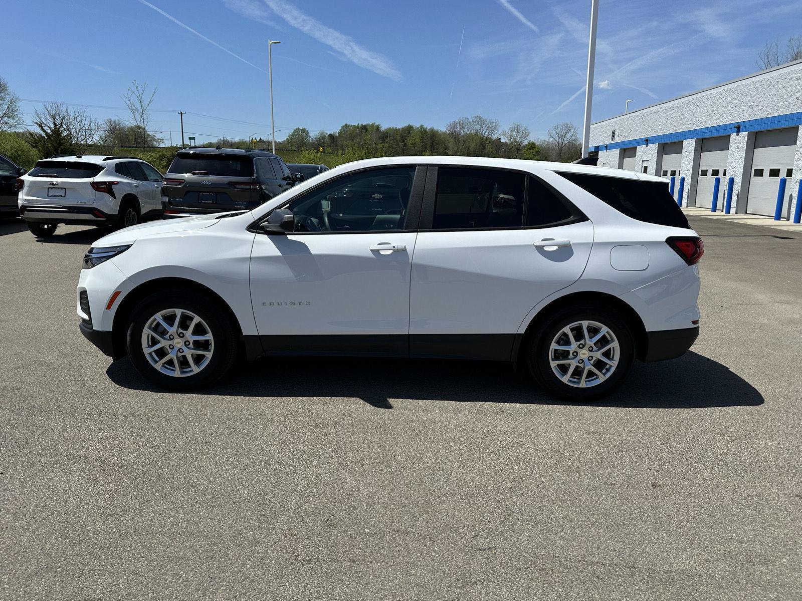 Used 2023 Chevrolet Equinox LS w/ LS Convenience Package FWD image 2