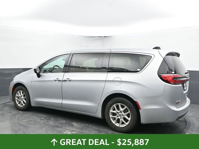 Used 2024 Chrysler Pacifica Touring-L image 9
