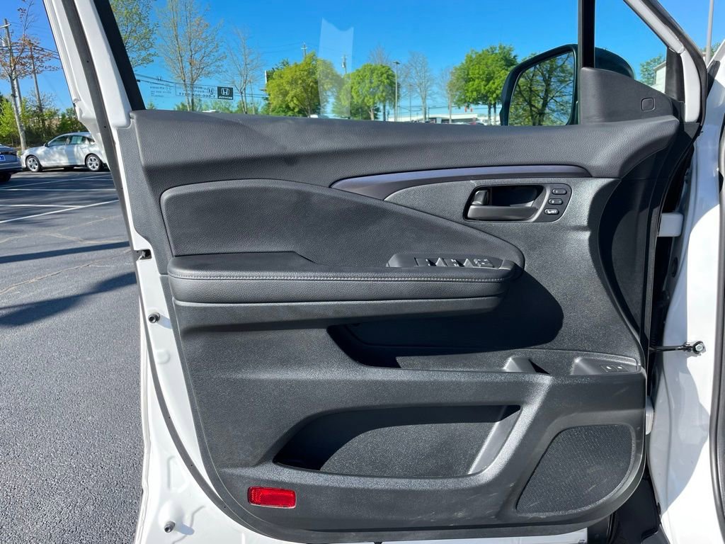 Certified 2025 Honda Passport EX-L image 23