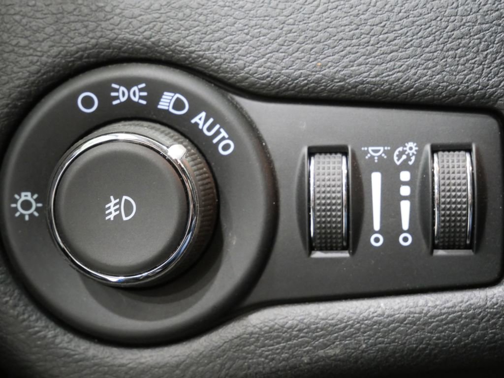 Used 2021 Jeep Cherokee Latitude Plus AWD/4WD image 14