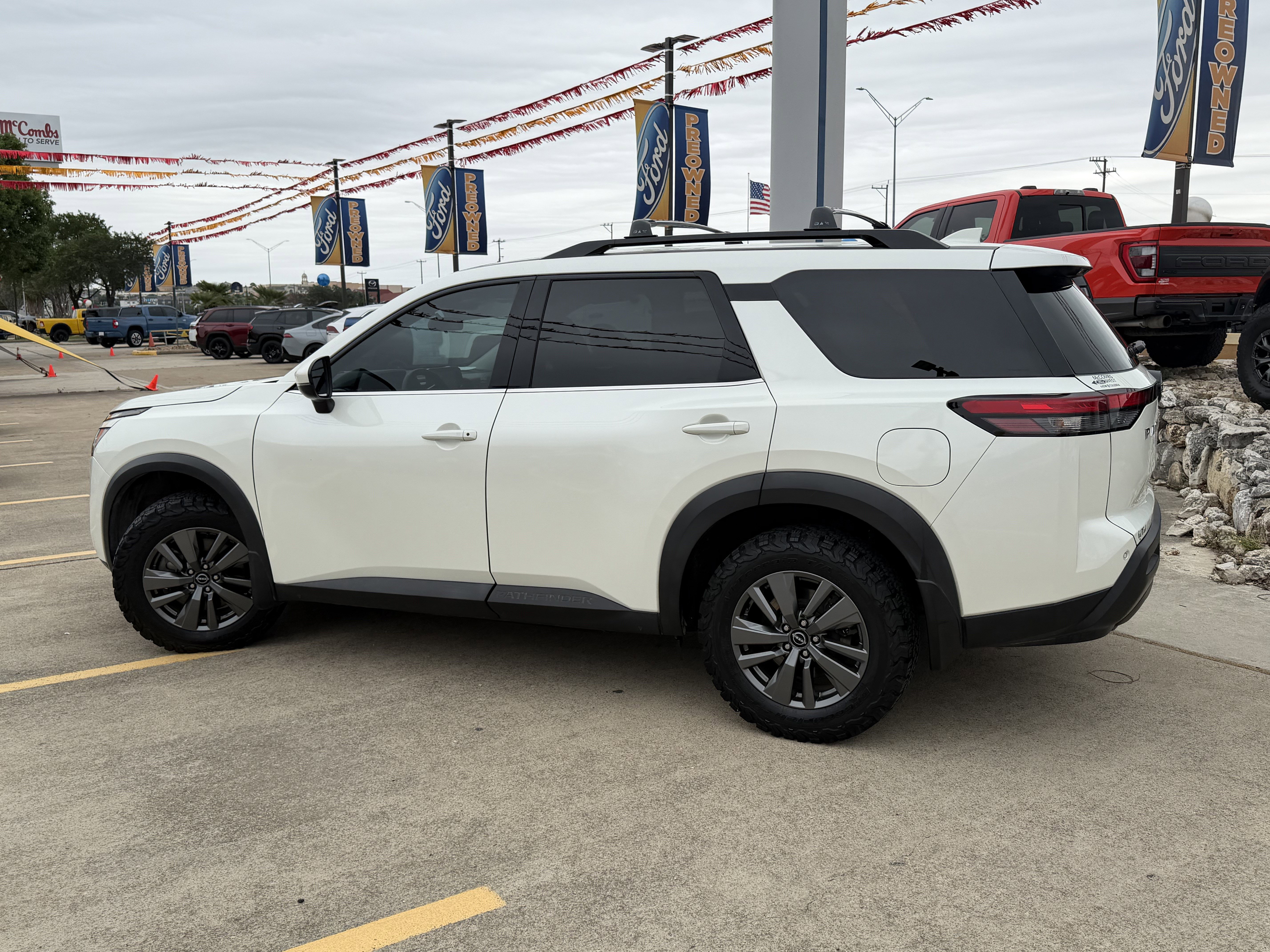 Used 2024 Nissan Pathfinder SV FWD image 9