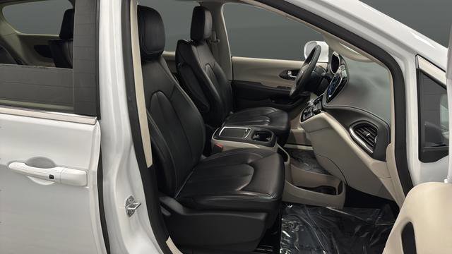 Used 2022 Chrysler Pacifica Touring-L image 24