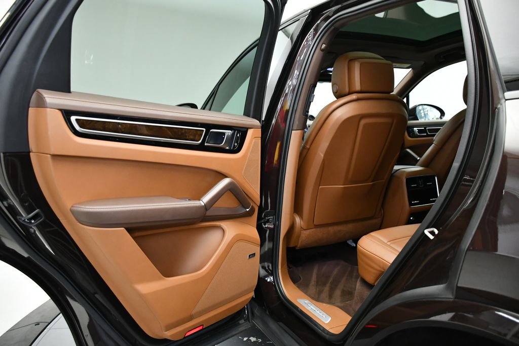 Used 2023 Porsche Cayenne Platinum Edition image 44