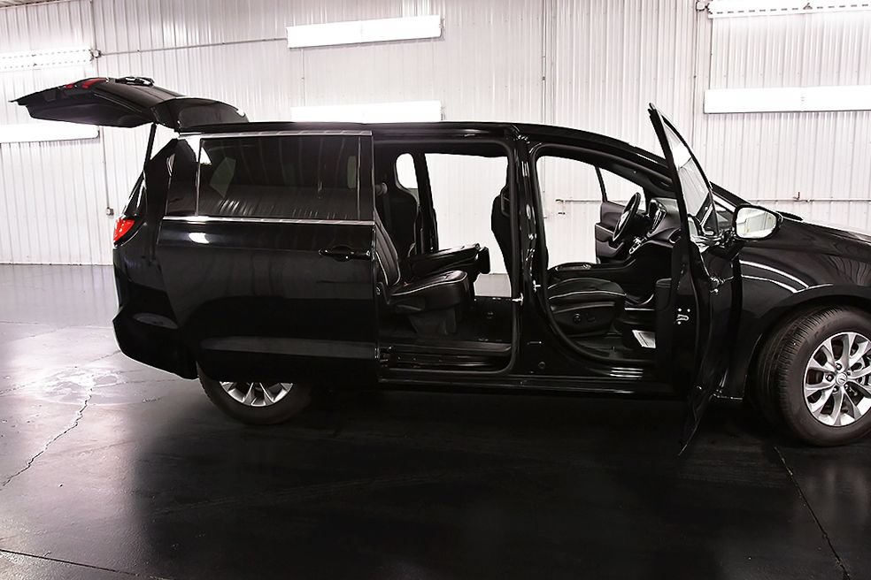 Used 2026 Chrysler Pacifica Limited FWD image 31