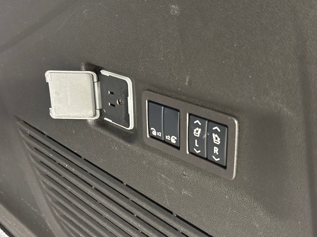Certified 2025 Chevrolet Suburban Premier RWD image 28