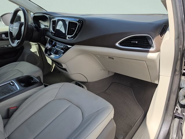 Used 2020 Chrysler Pacifica Touring-L Plus FWD image 18