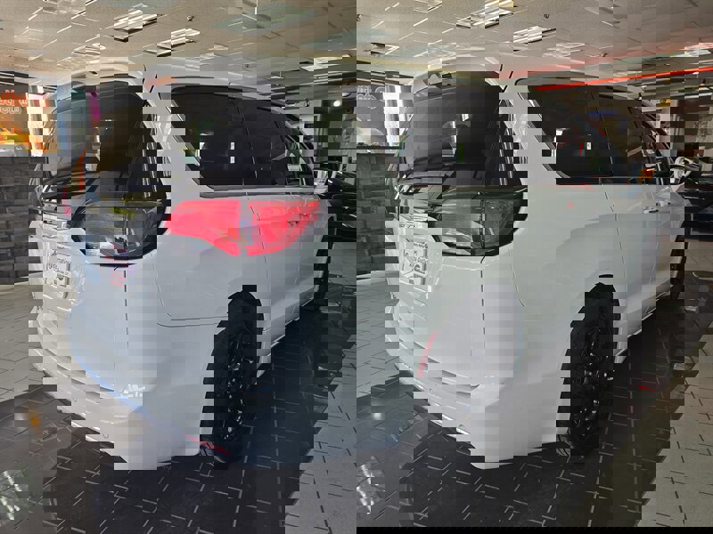 Used 2018 Chrysler Pacifica Touring Plus w/ Tire & Wheel Group image 4