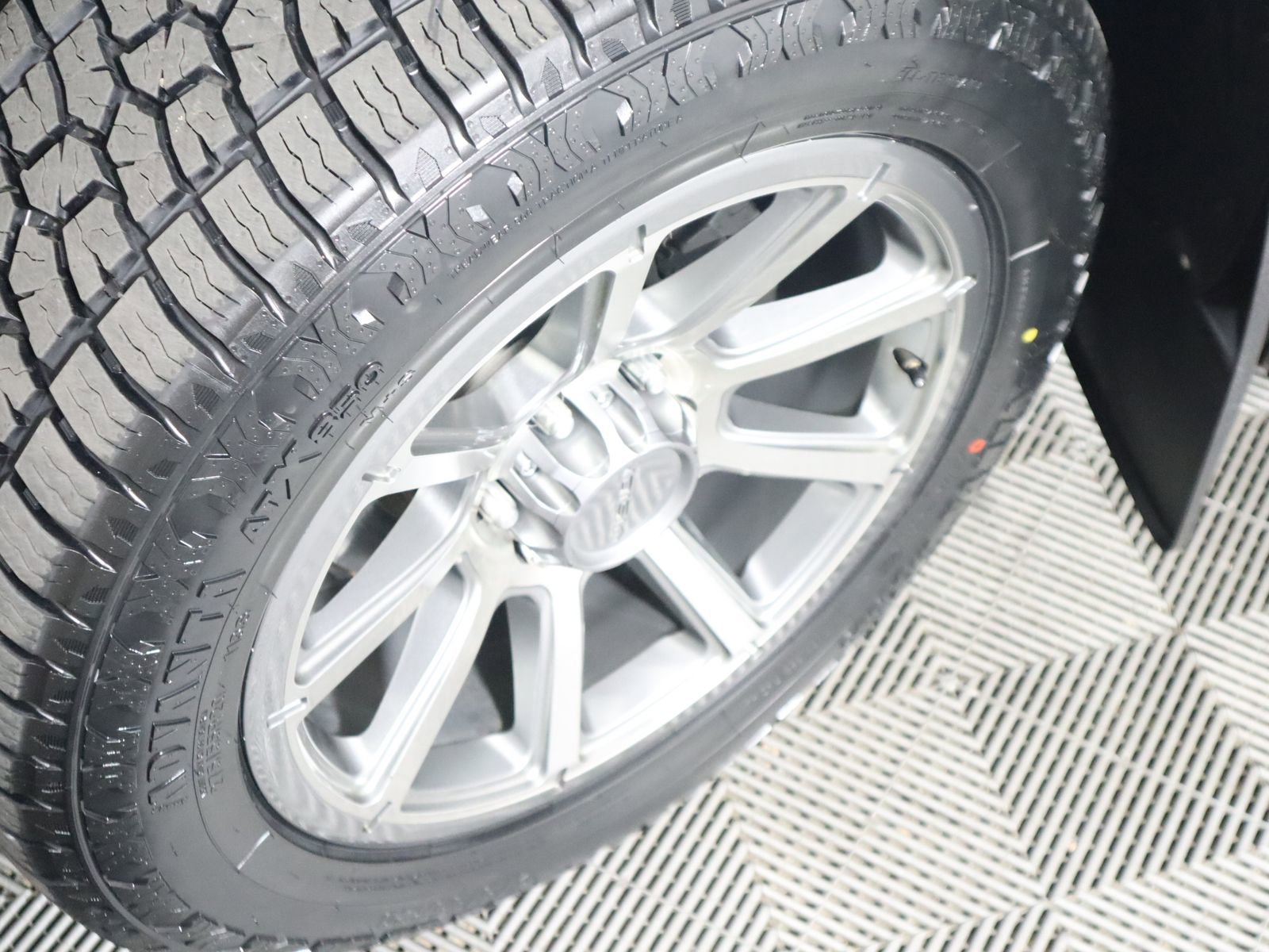 Used 2013 Chevrolet Avalanche LTZ image 18