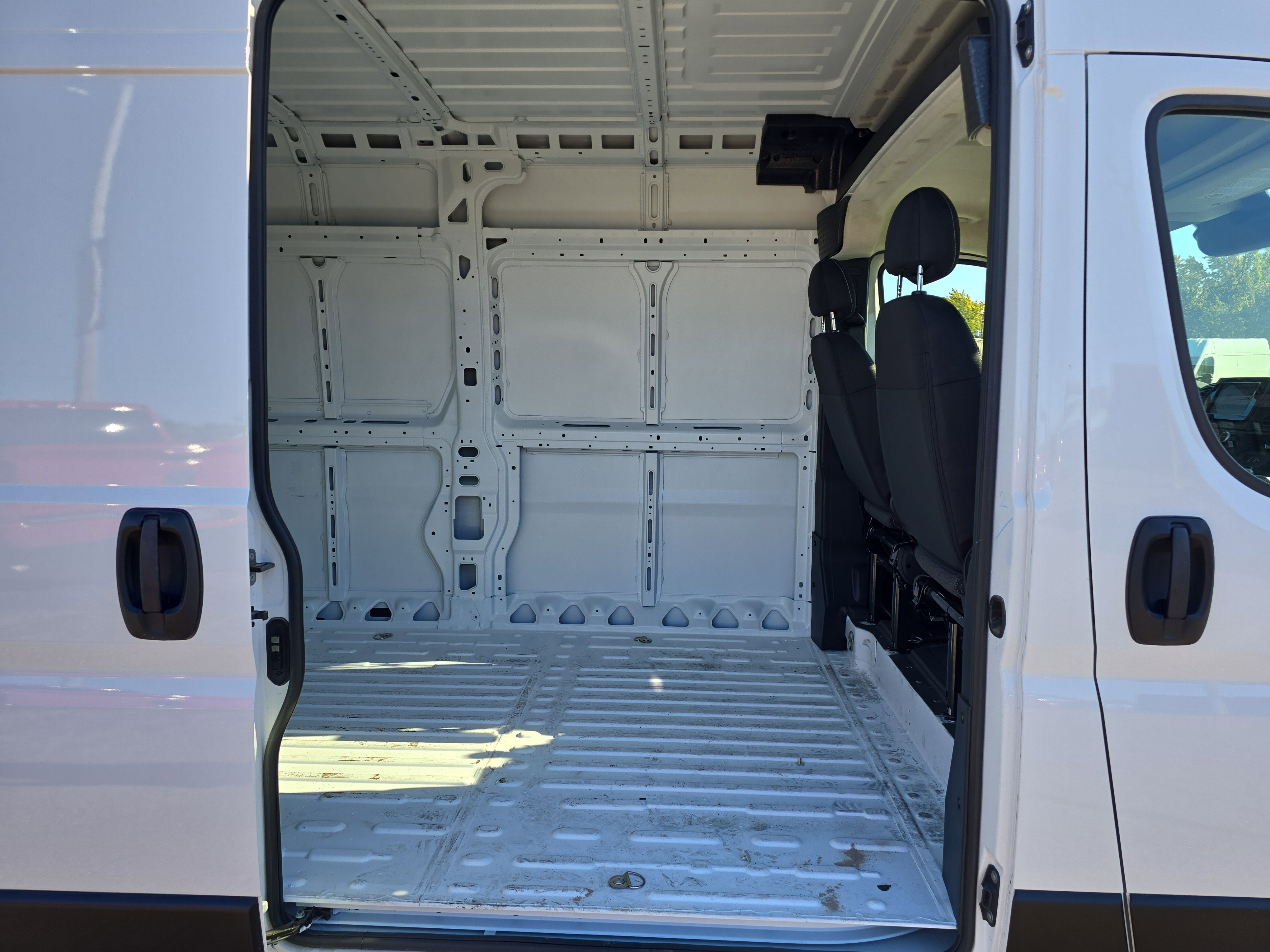 Used 2025 RAM ProMaster 2500 w/ Storage Group image 8