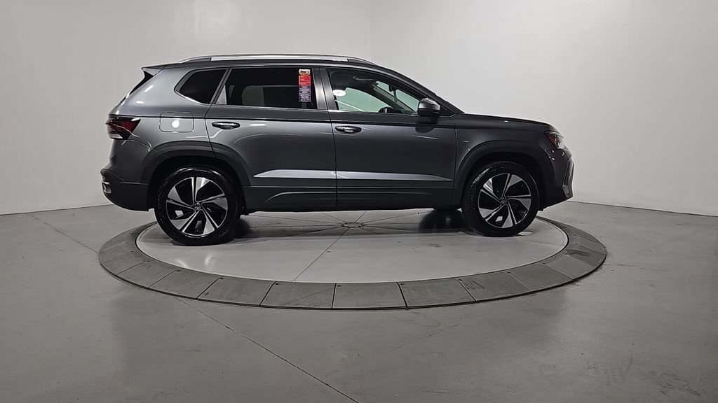 Used 2025 Volkswagen Taos SE w/ Panoramic Sunroof Package AWD/4WD image 8