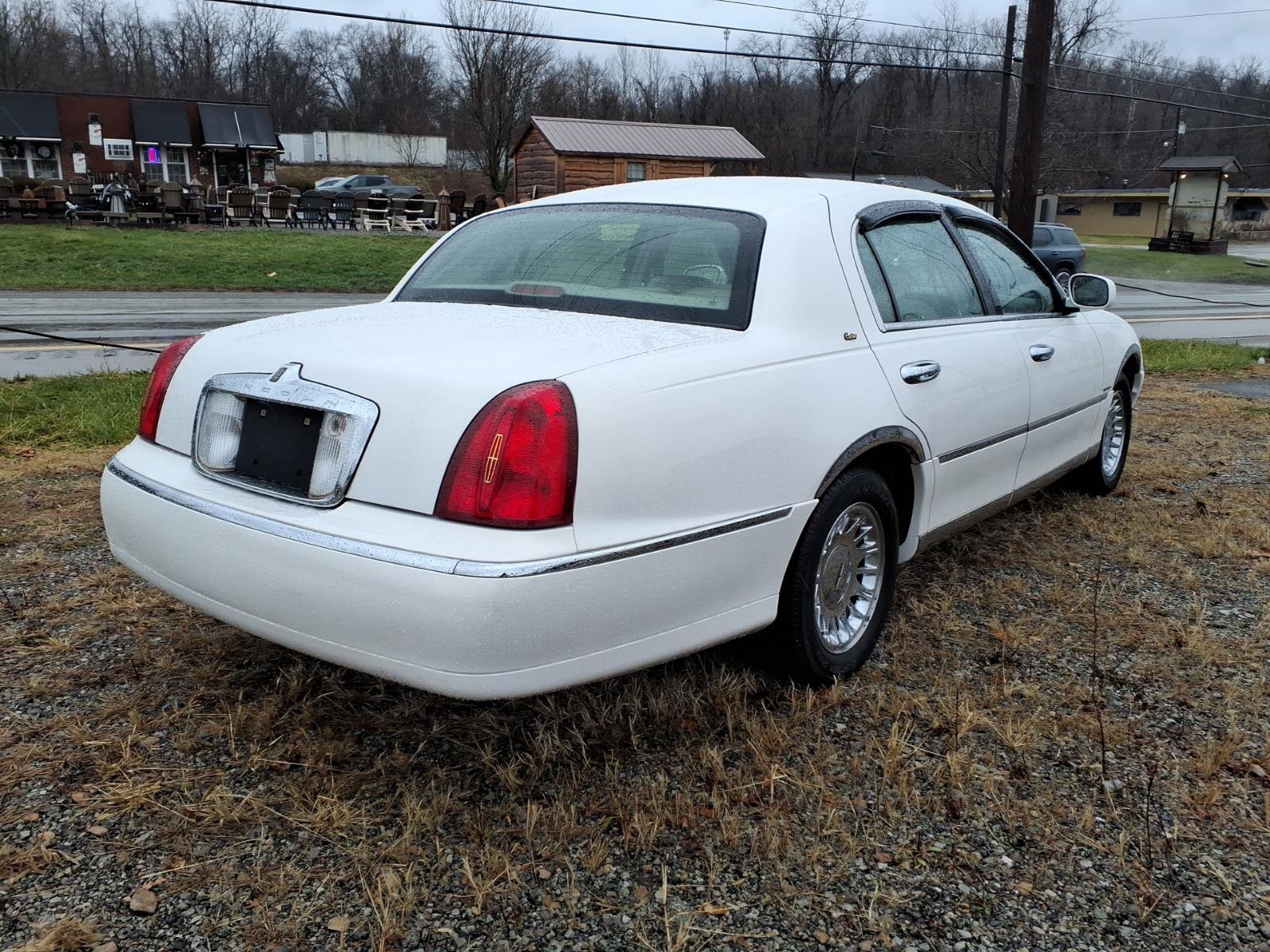 Used 2001 Lincoln Town Car Cartier RWD image 3