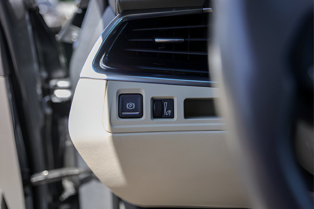 Certified 2025 Cadillac XT6 Premium Luxury FWD image 15