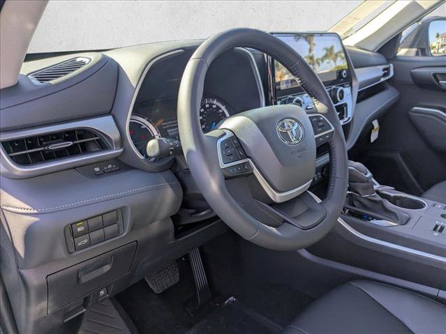 New 2025 Toyota Highlander XLE image 3