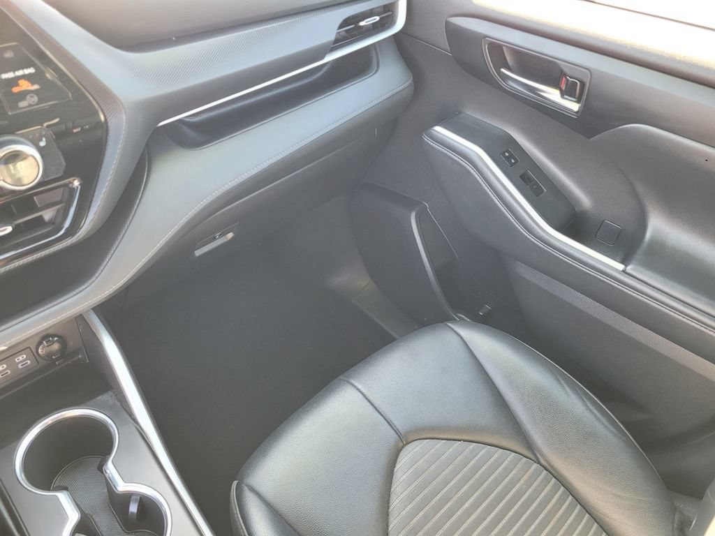 Used 2022 Toyota Highlander XSE AWD/4WD image 14