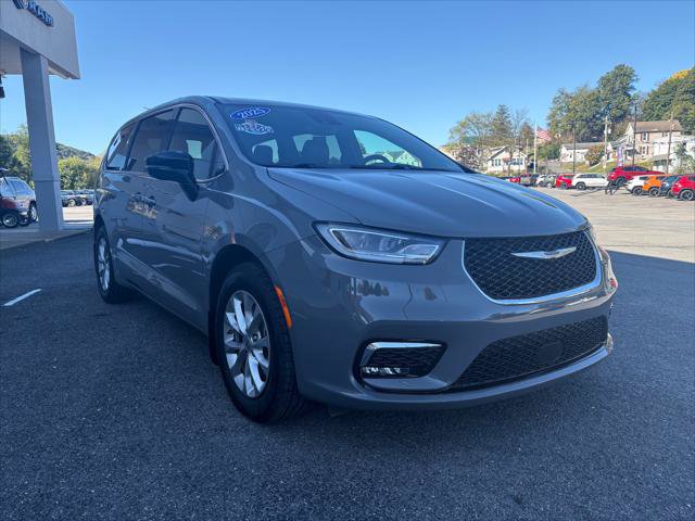Certified 2025 Chrysler Pacifica Select AWD/4WD image 6