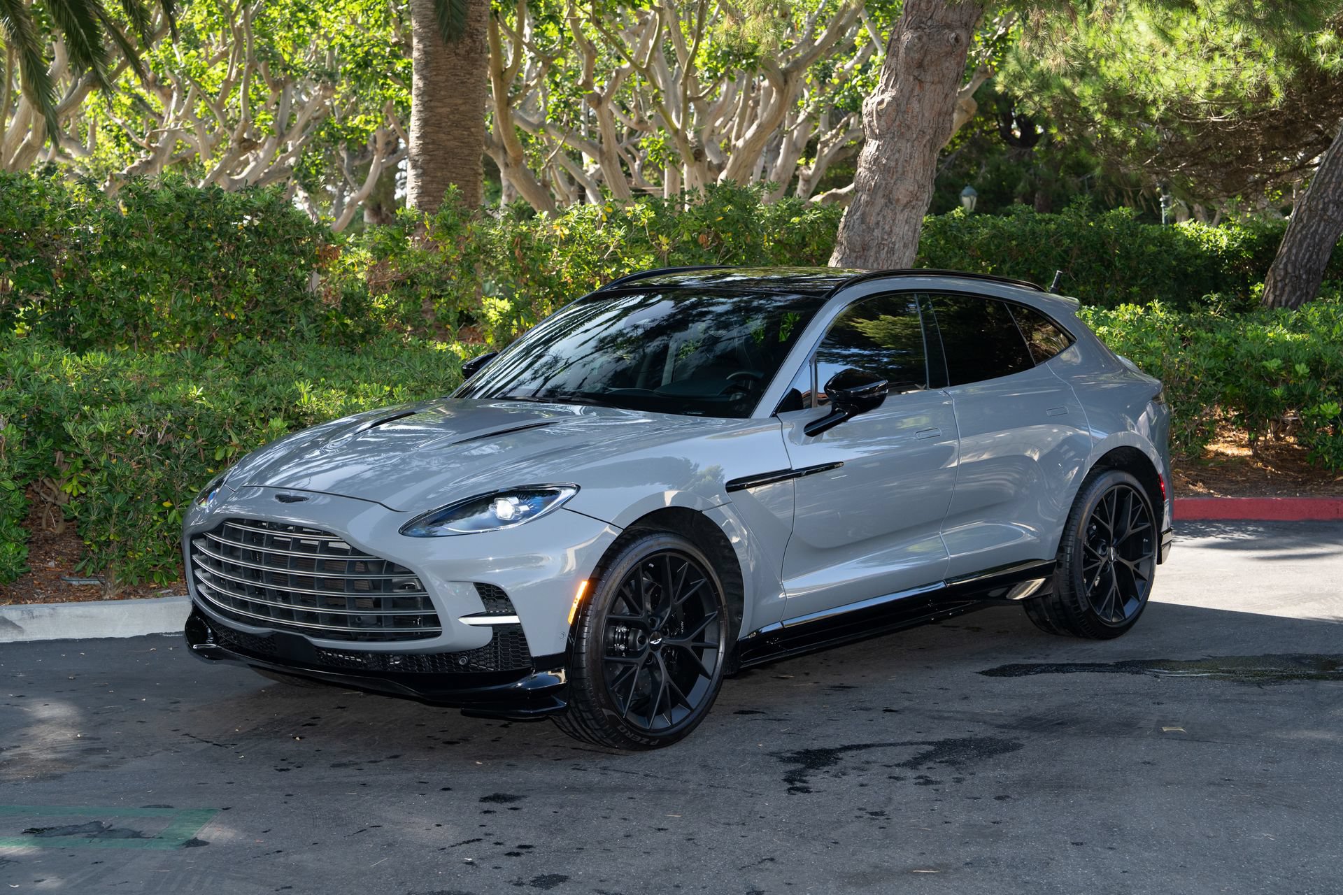 Used 2025 Aston Martin DBX 707 AWD/4WD image 2