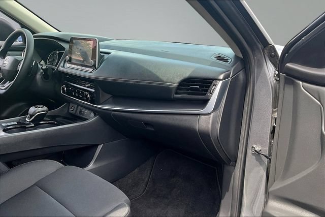 Used 2025 Nissan Rogue S FWD image 25