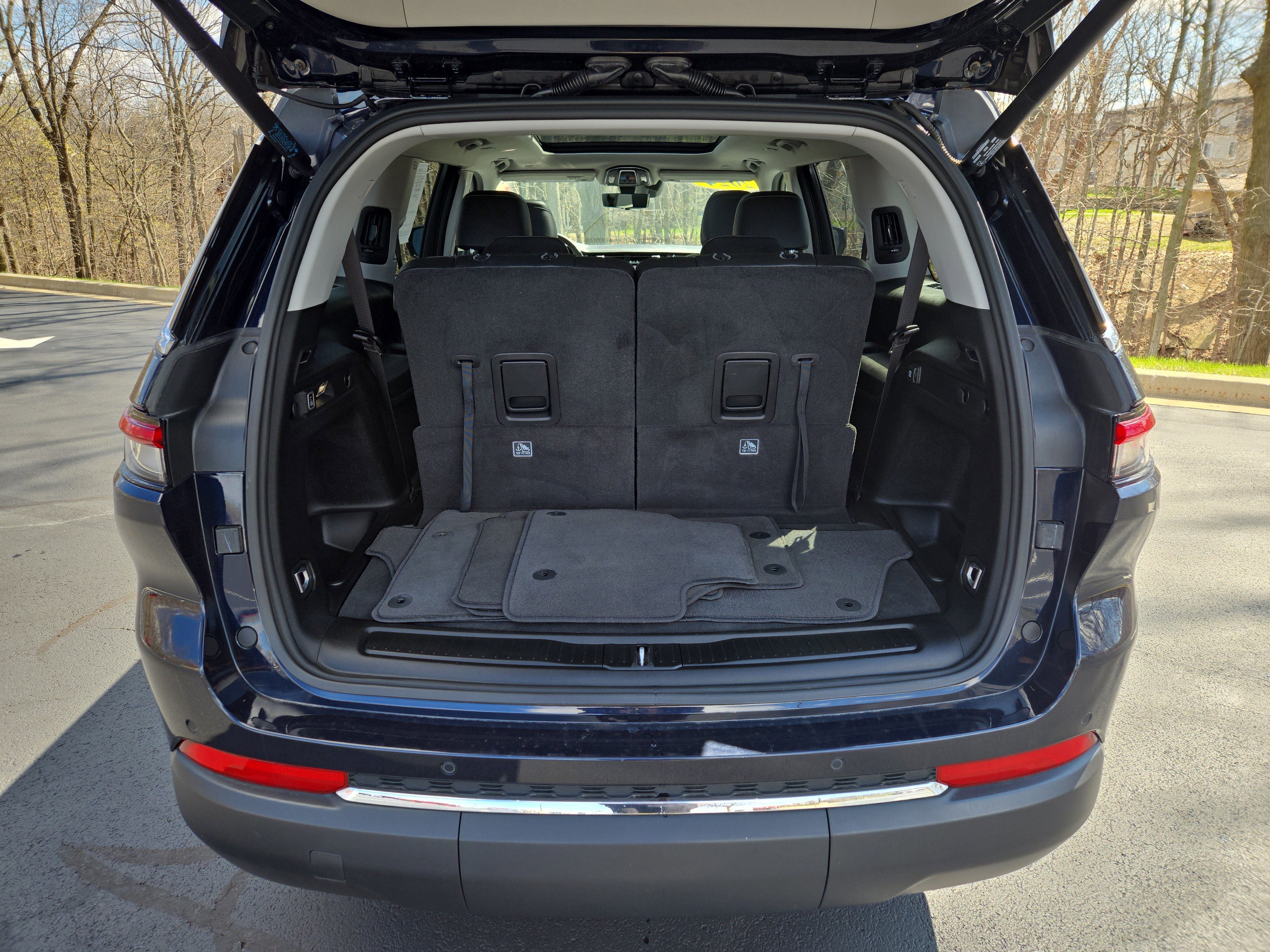 Used 2024 Jeep Grand Cherokee L Limited w/ Luxury Tech Group II image 9