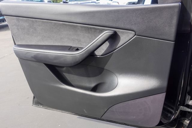 Used 2022 Tesla Model Y Long Range image 17