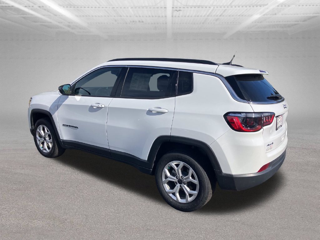 Used 2025 Jeep Compass Latitude AWD/4WD image 4