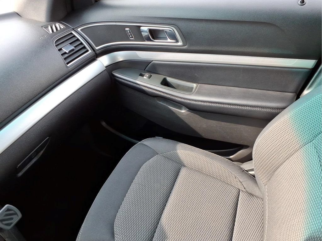 Used 2017 Ford Explorer XLT FWD image 22