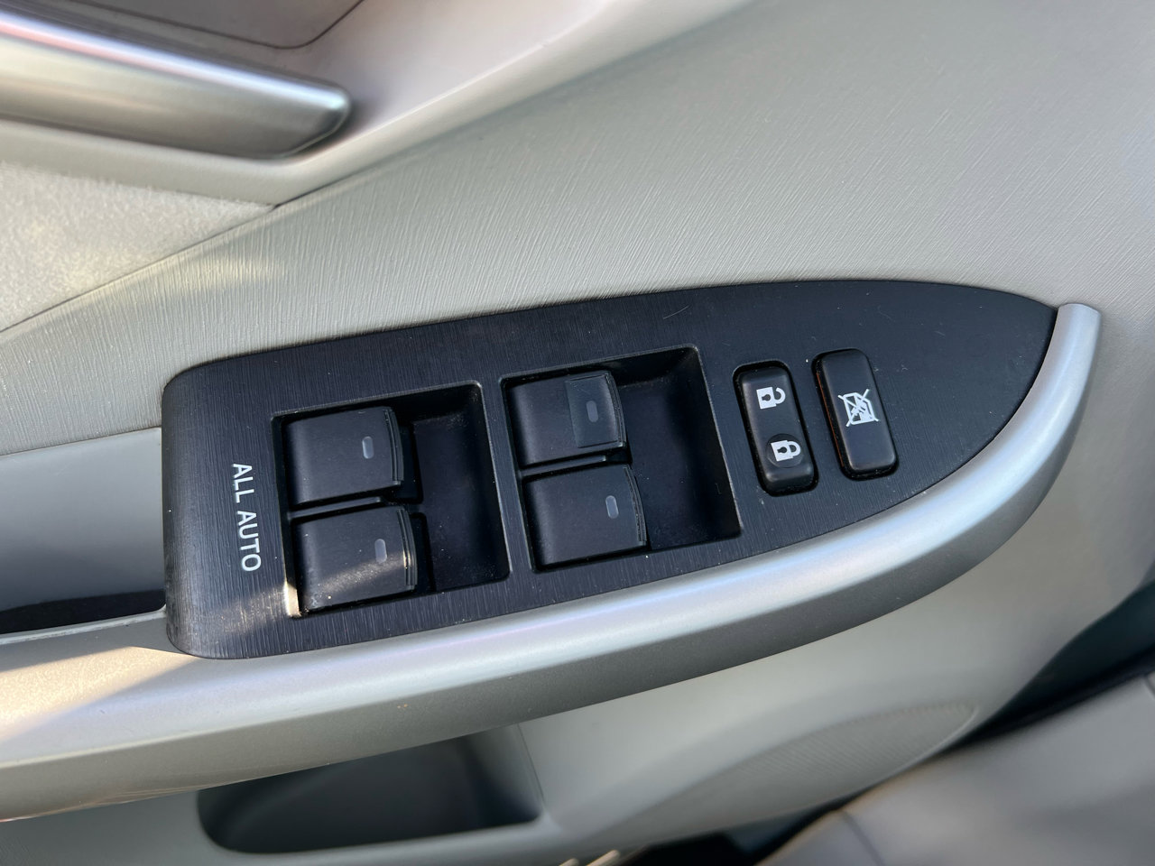 Used 2015 Toyota Prius Five image 29