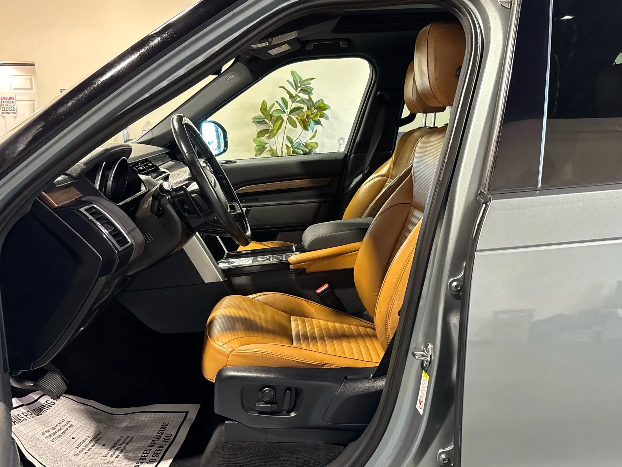 Used 2017 Land Rover Discovery HSE AWD/4WD image 13