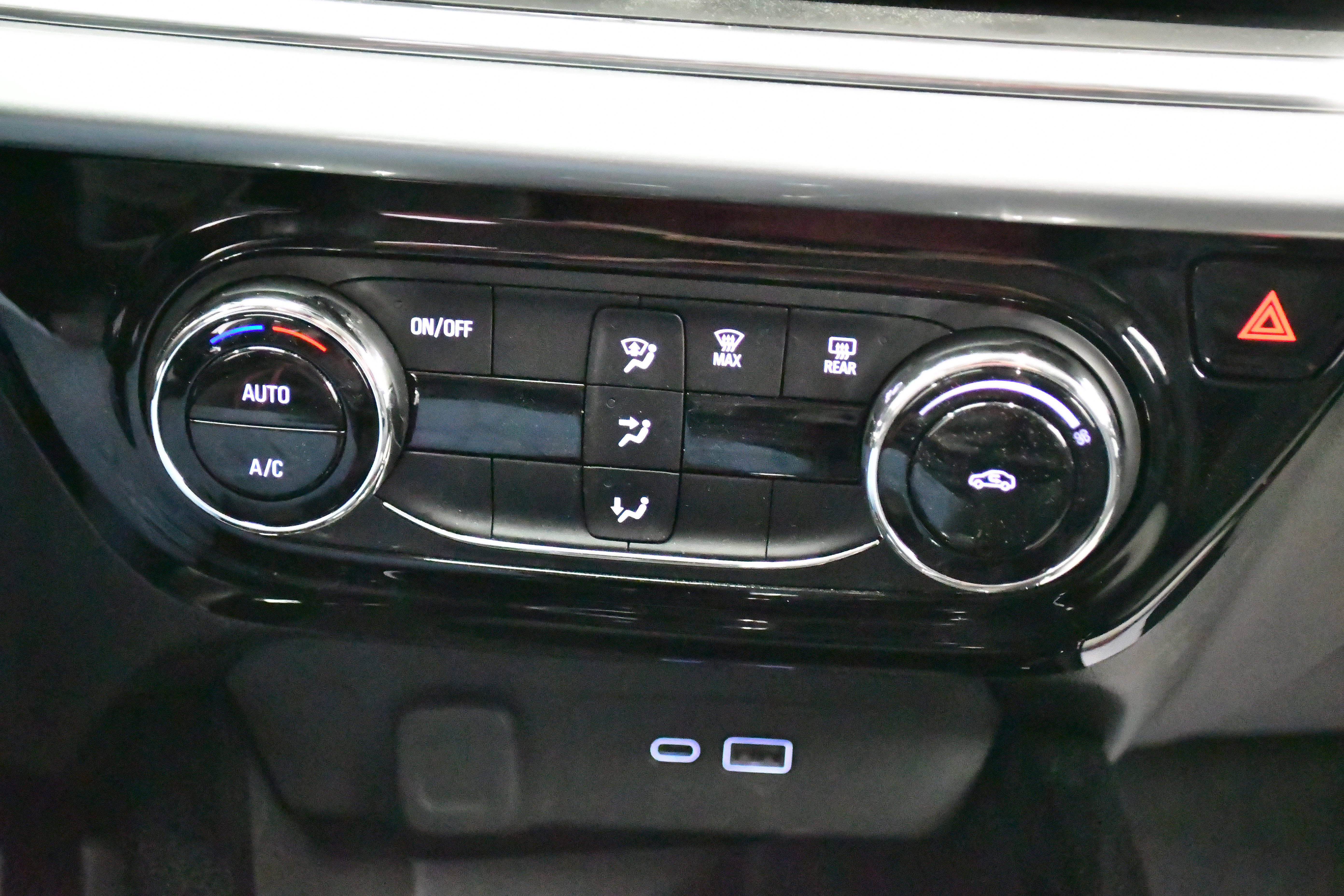 Used 2025 Chevrolet Trax LT image 28