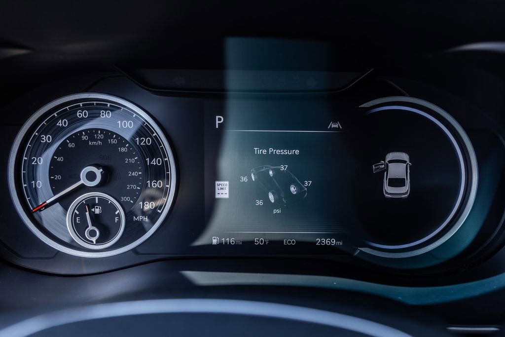 Used 2026 Genesis G70 2.5T image 26