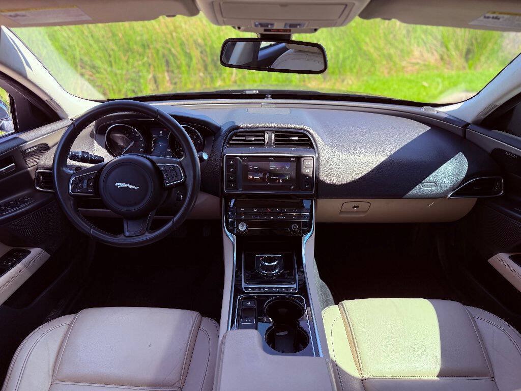 Used 2017 Jaguar XE Prestige AWD/4WD image 38