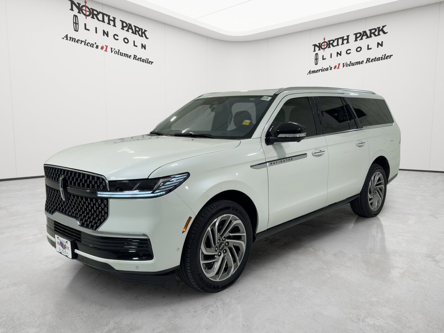 Used 2025 Lincoln Navigator L Reserve AWD/4WD image 1