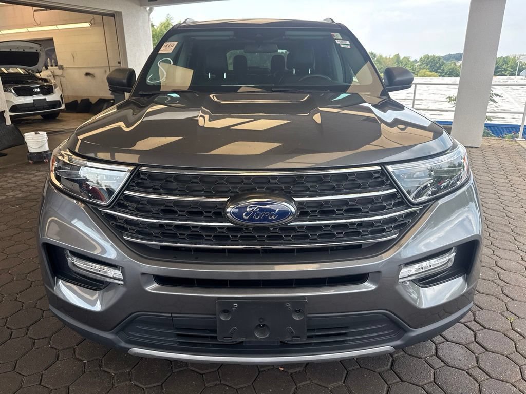 Used 2022 Ford Explorer XLT w/ Equipment Group 202A AWD/4WD image 2