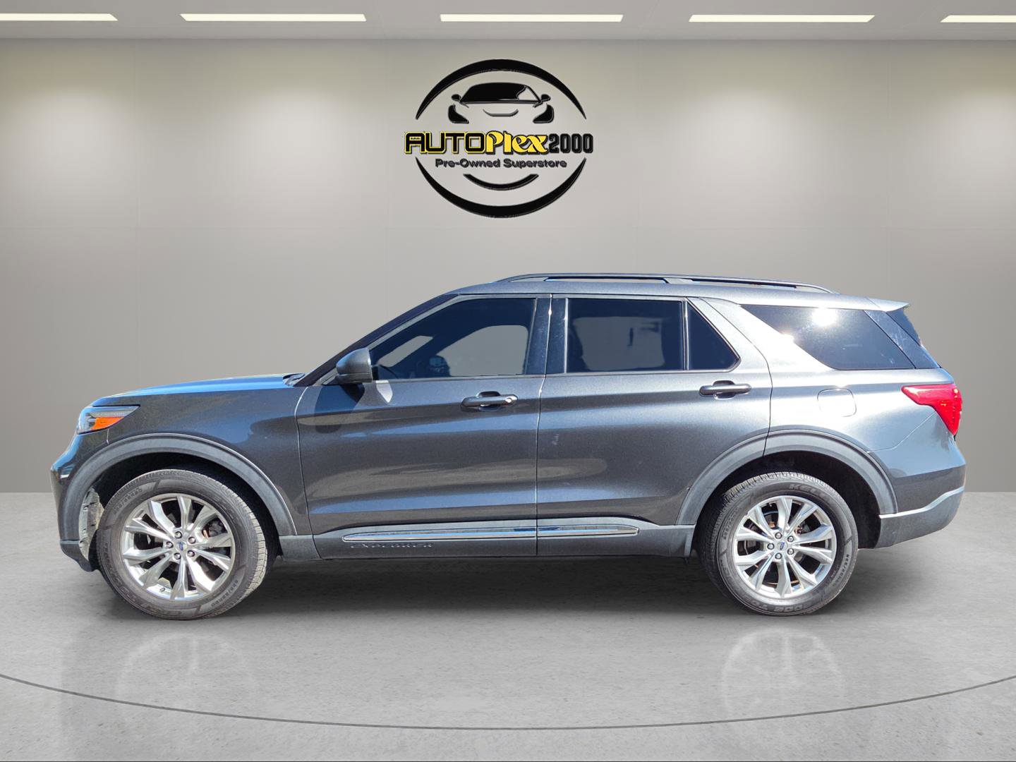 Used 2020 Ford Explorer XLT w/ Equipment Group 202A image 4
