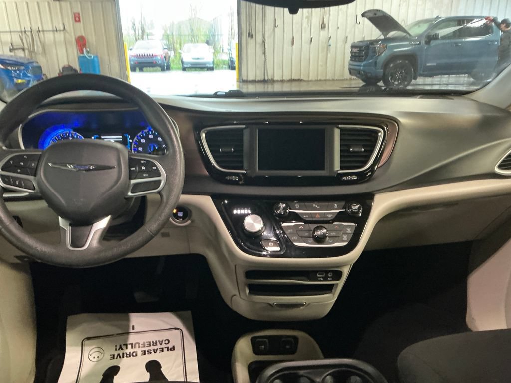 Used 2018 Chrysler Pacifica Touring Plus FWD image 18