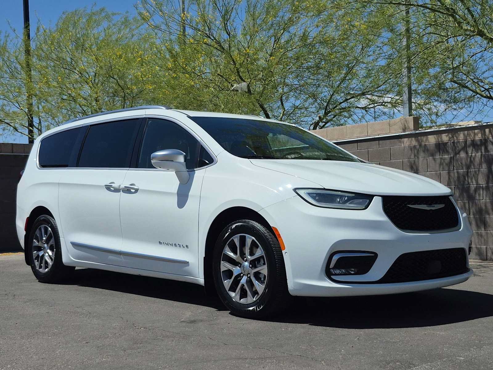 Used 2021 Chrysler Pacifica Pinnacle FWD image 3
