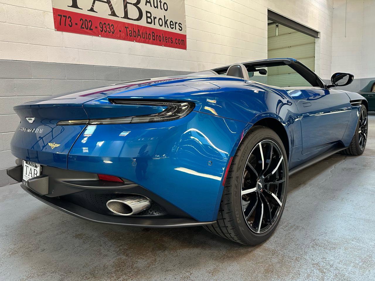 Used 2022 Aston Martin DB11 Volante RWD image 3