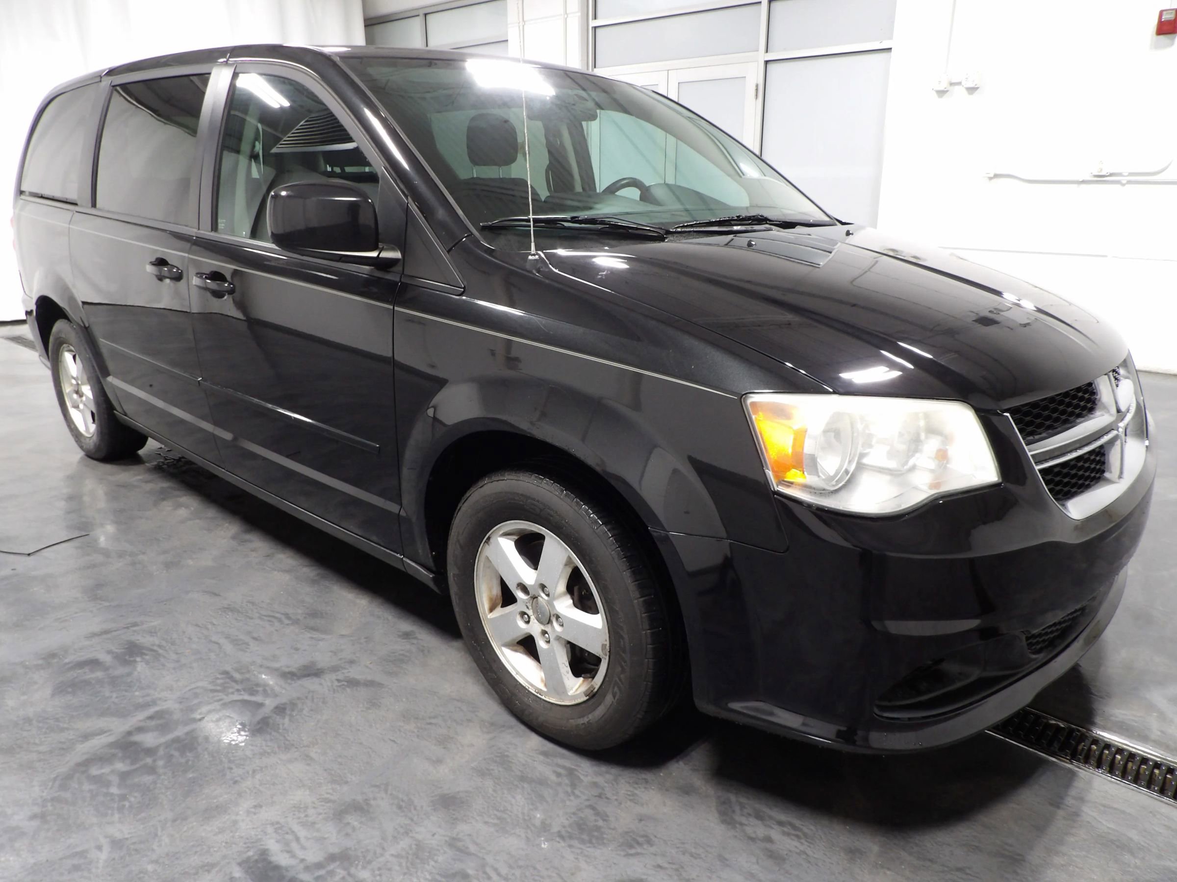Used 2013 Dodge Grand Caravan SXT image 2