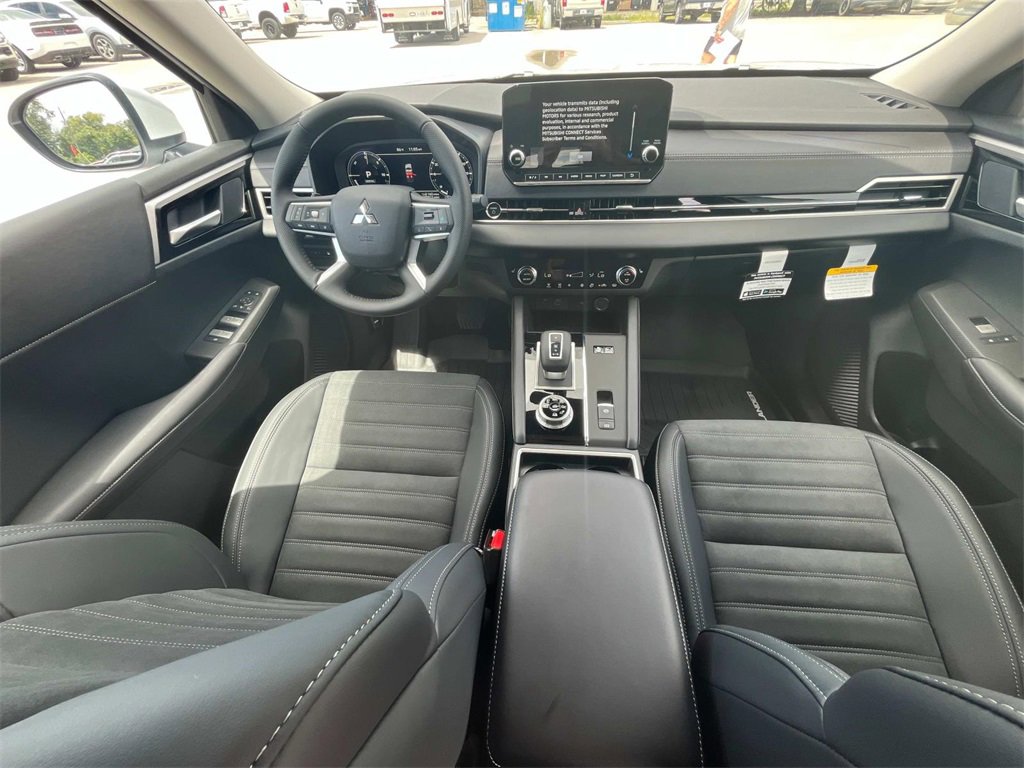 New 2025 Mitsubishi Outlander SE image 21