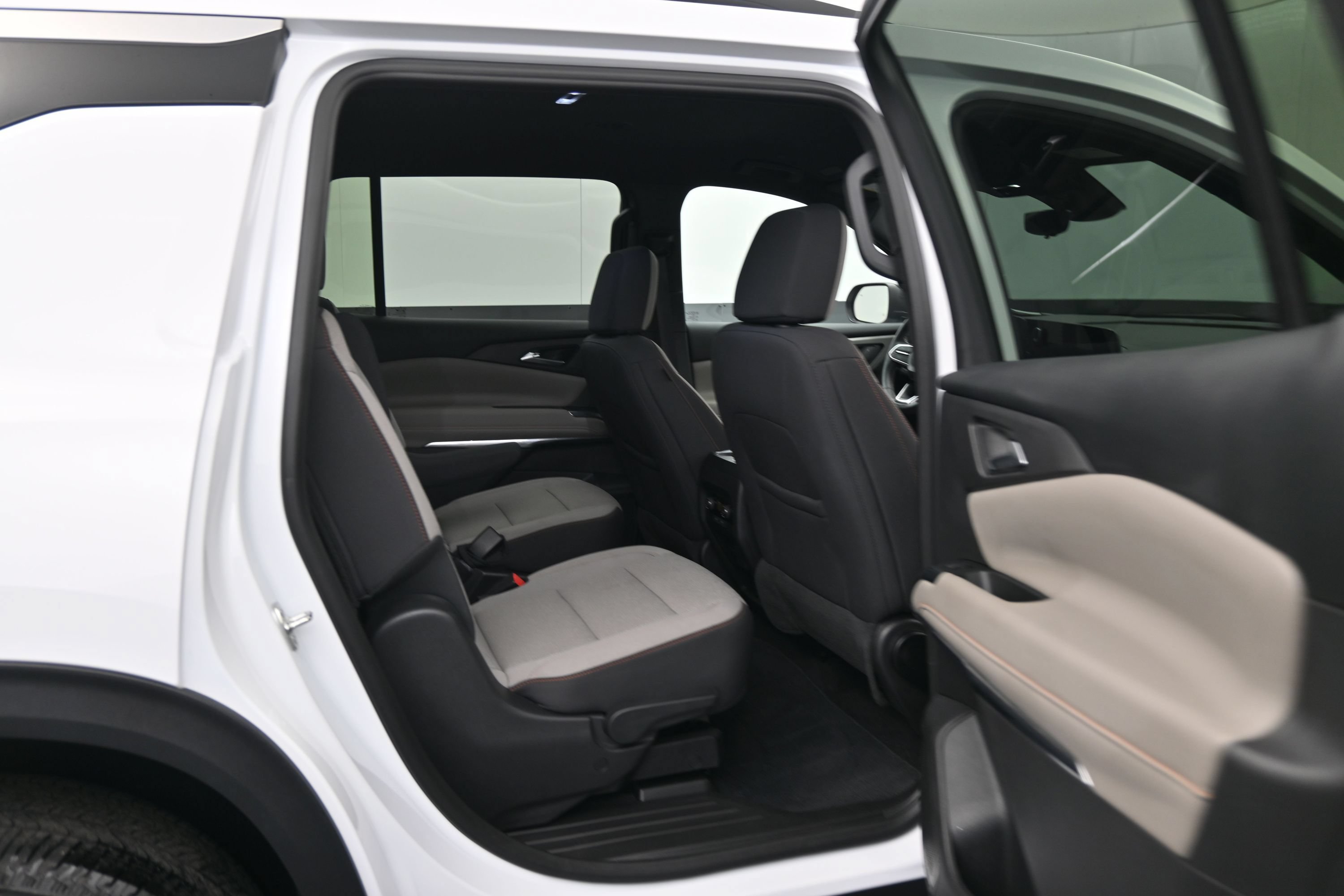 Certified 2026 Chevrolet Traverse LT w/ Driver Confidence Package FWD image 13