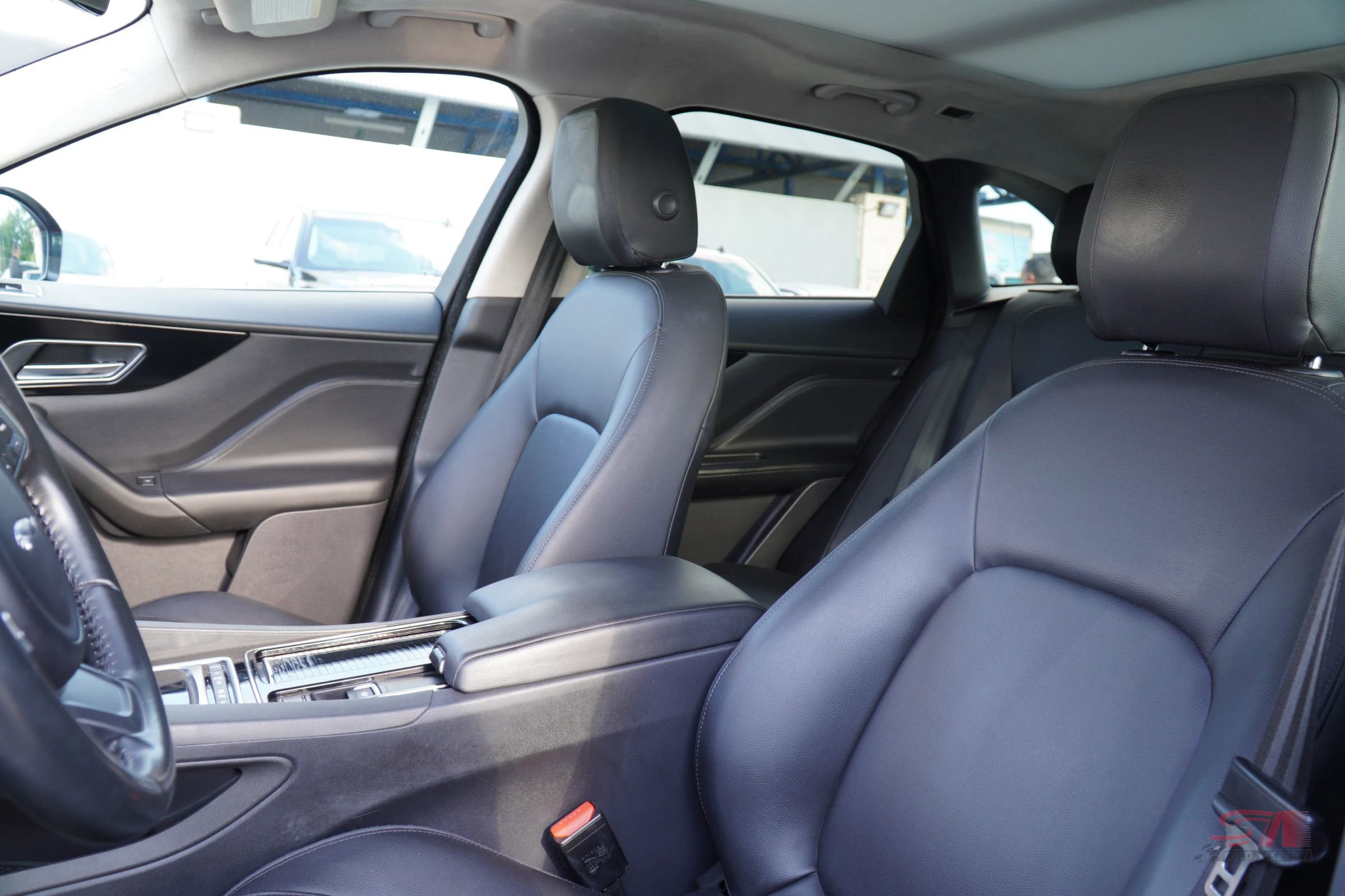 Used 2019 Jaguar F-PACE Premium image 14