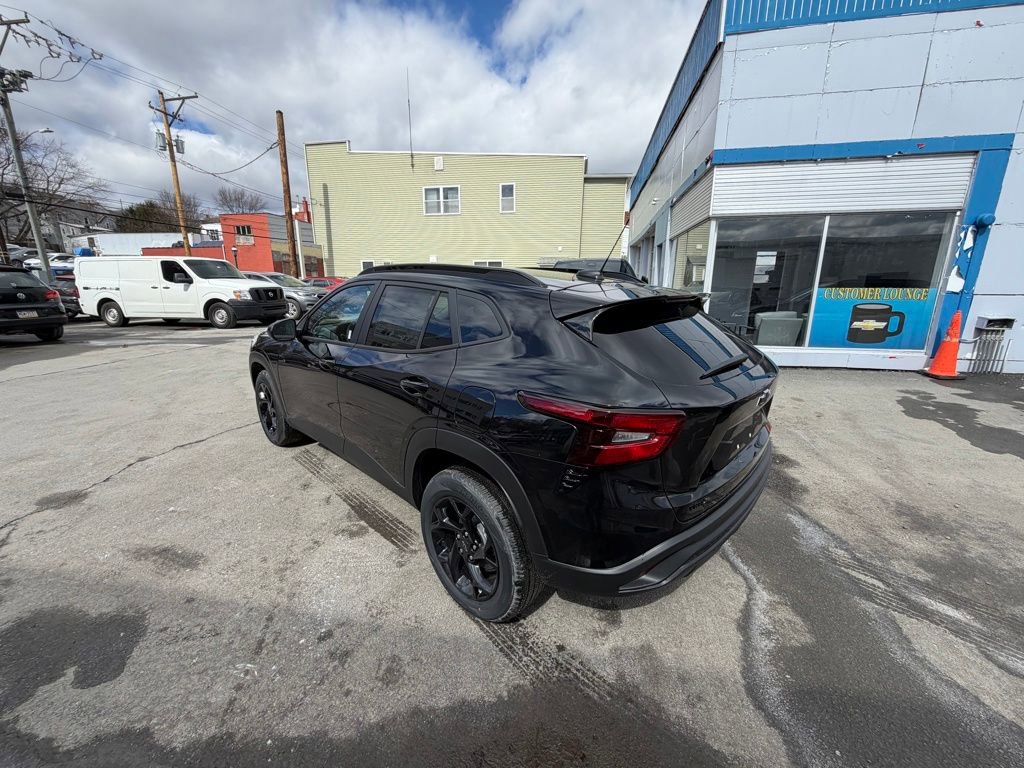 New 2026 Chevrolet Trax LT w/ Midnight Edition image 3