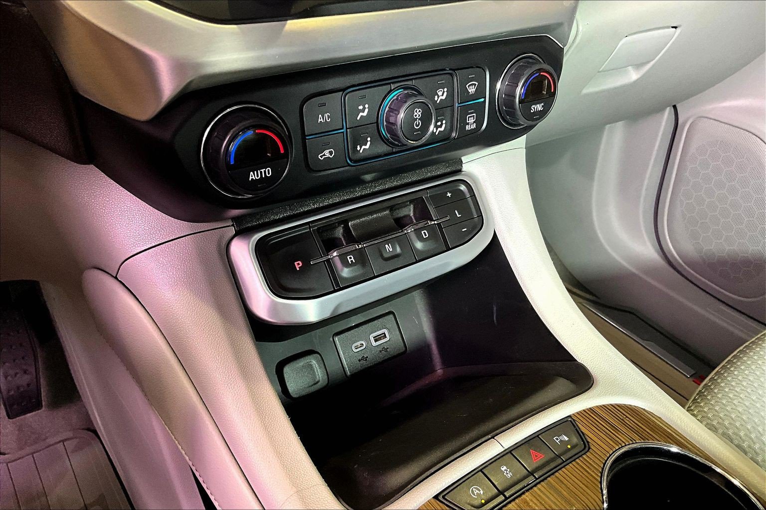 Used 2022 GMC Acadia SLE FWD image 16